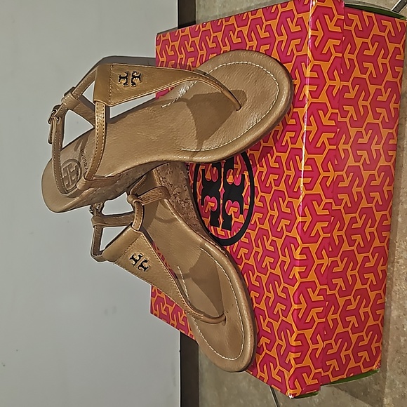 Tory Burch Britton 60mm wedge thong- Tumbled Leather - Picture 3 of 5